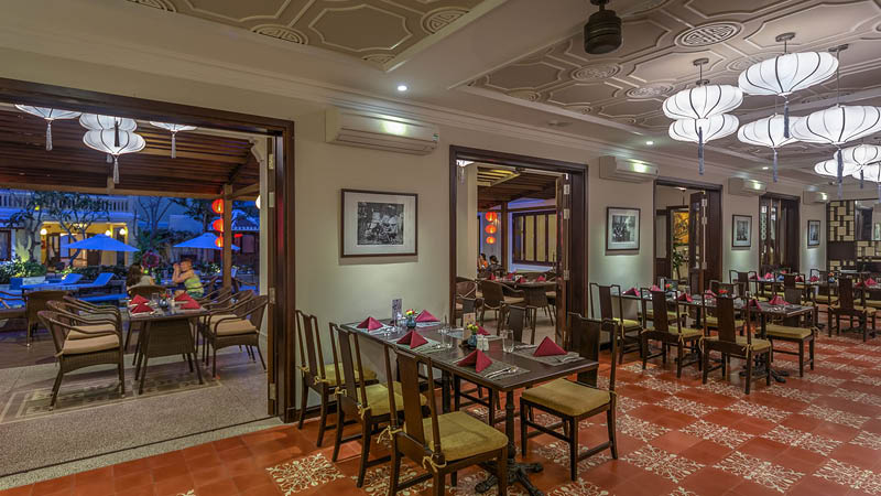 Restaurangmatsal med uteservering i kvllsljus p hotell Little hoian Central Boutique & spa i Hoi An, Vietnam.